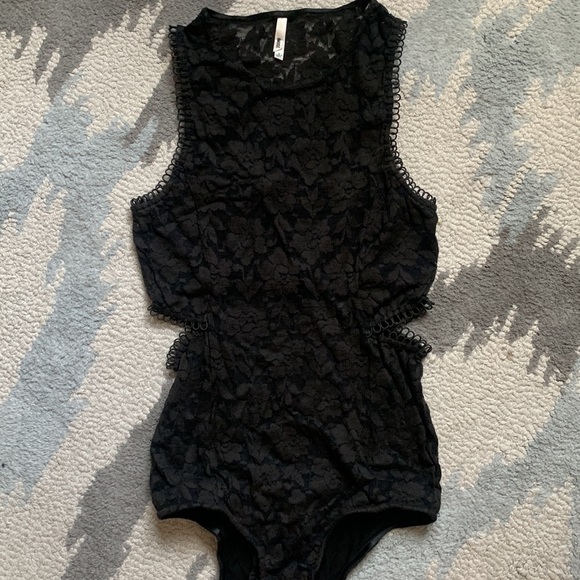 Black lace body suit! Such cool detail. - Picture 2 of 4